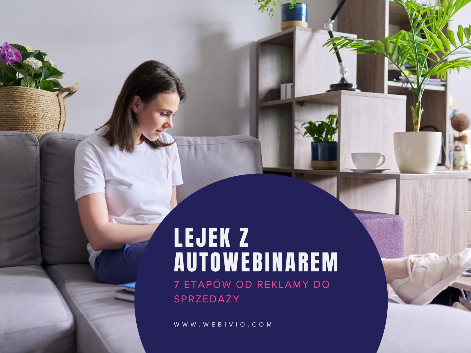 Kobieta pracująca na laptopie oraz napis Lejek z autowebinarem – 7 etapów od reklamy do sprzedaży